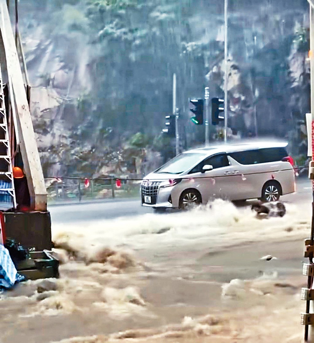 「黃雨」期間秀茂坪道出現水浸，一名女子被急流沖走，險象環生。
