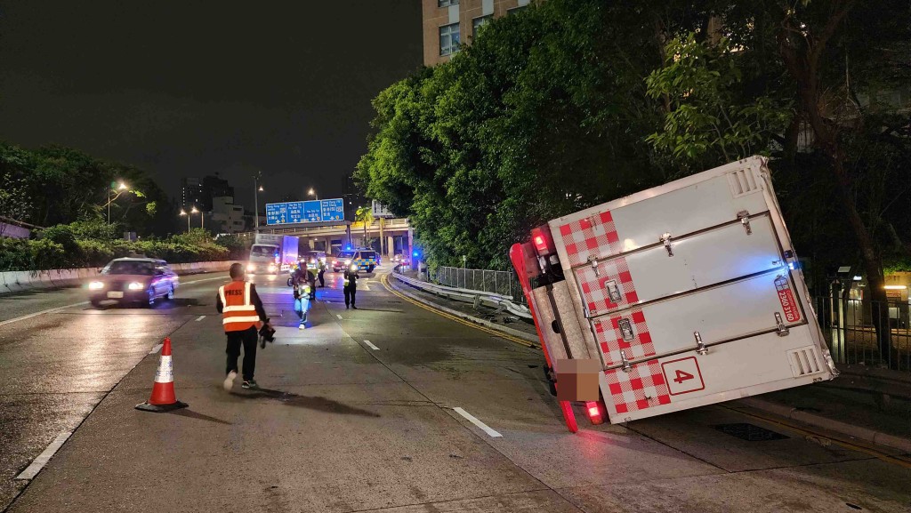 紅磡麵包貨車疑天雨路滑自炒，司機一度被困受傷送院。黎志偉攝