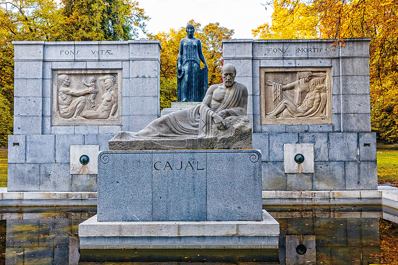 在麗池公園閒逛，可看到公園範圍內有不少精美的雕像及紀念碑。