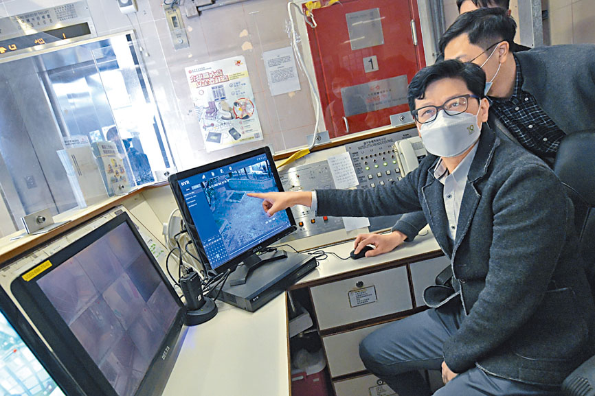 房署自家研發出夜間便攜式監察系統，由監控高空擲物的閉路電視改良而成，是全港首次應用高空監測鼠蹤。