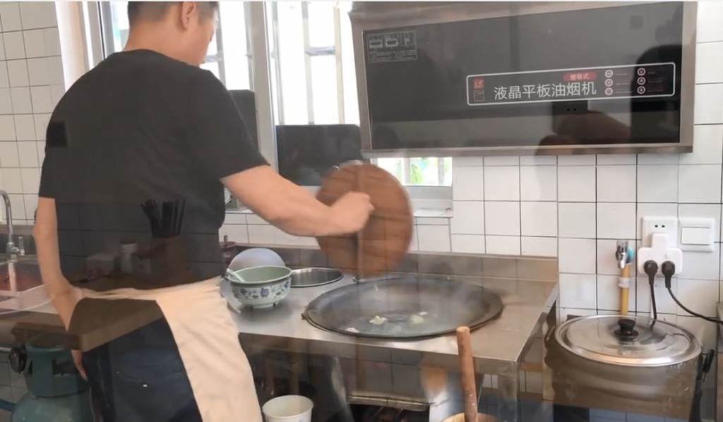 老闆煮緊嘅係師兄order嘅韭菜雲吞。
