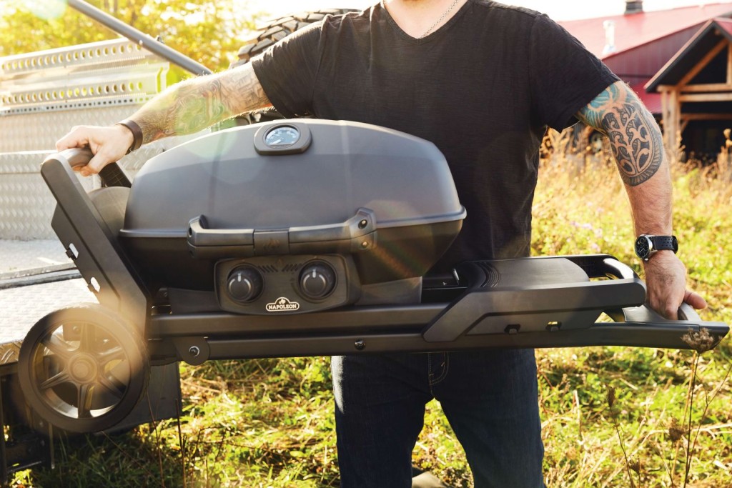 Phantom TravelQ PRO便攜式燃氣燒烤爐,附設的保溫架除有保溫用途,亦提供額外的煮食空間,配備適合各地形的輪子方便摺疊,存放更容易。