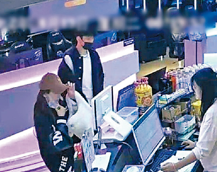 ■網上流傳疑是Baby和林一齊到網吧的短片。