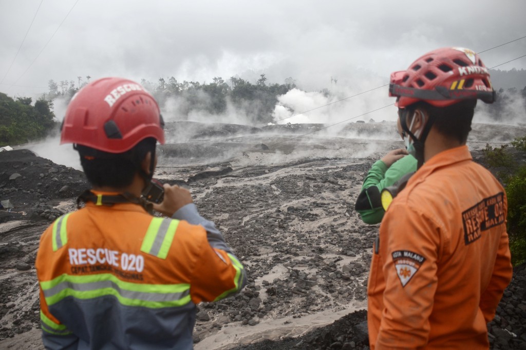 当局把火山口方圆8公里范围列为禁区，禁止任何人进入。AP