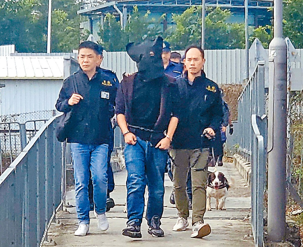 被告黃偉然事後遭警方押解返寓所蒐證。