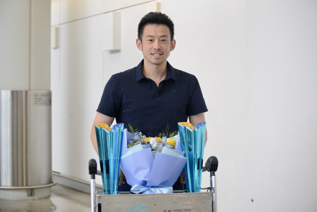 黃鎮廷展示在WTT瑞典大滿貫獲得的兩個亞軍獎盃。楊功煜攝 黃鎮廷展示在WTT瑞典大滿貫獲得的兩個亞軍獎盃。楊功煜攝