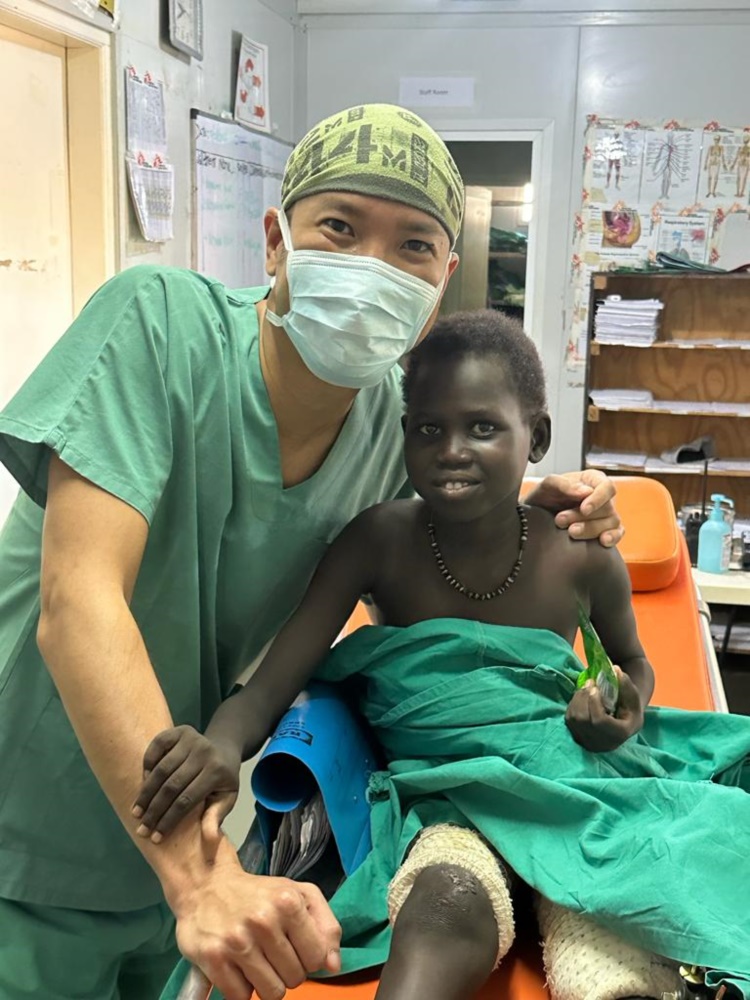 陳健華醫生（左）與蘇丹女孩Nyanhial（右）合照。經過無國界醫生團隊悉心的照顧，女孩正逐步康復。©無國界醫生