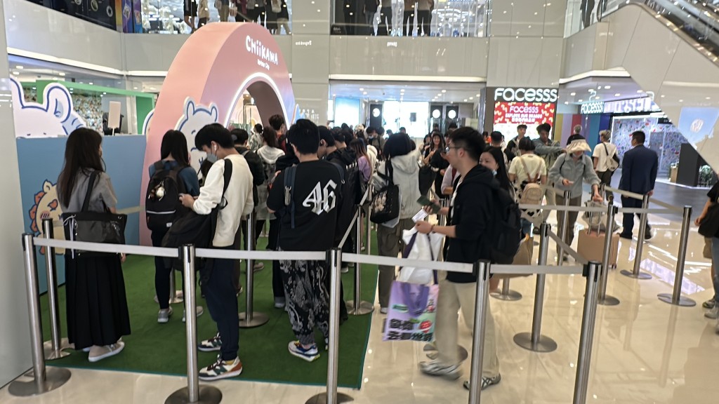 上月Chiikawa期間限定店在尖沙咀海港城登場,引來大批粉絲及黃牛到場。 上月Chiikawa期間限定店在尖沙咀海港城登場,引來大批粉絲及黃牛到場。