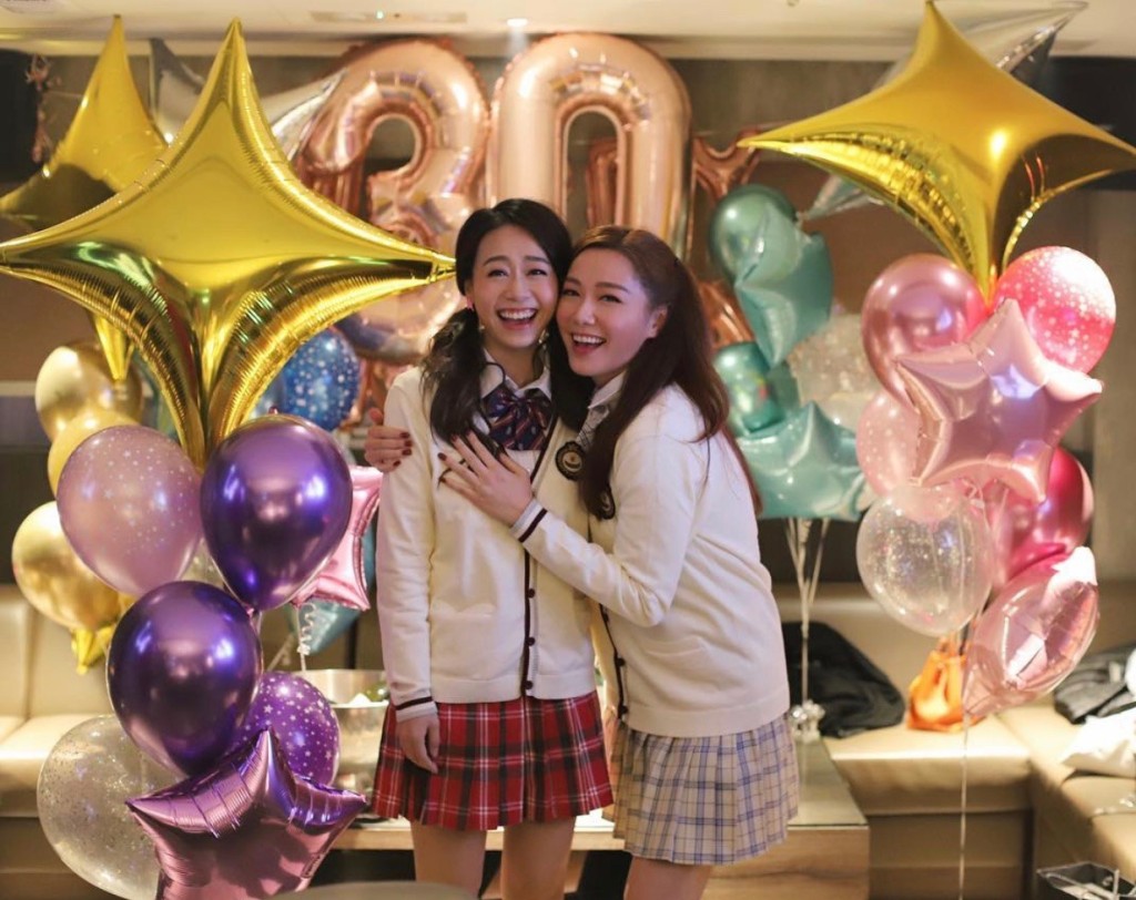 黃心穎與湯洛雯都是參選2012年香港小姐入行，二人因而成為好友。