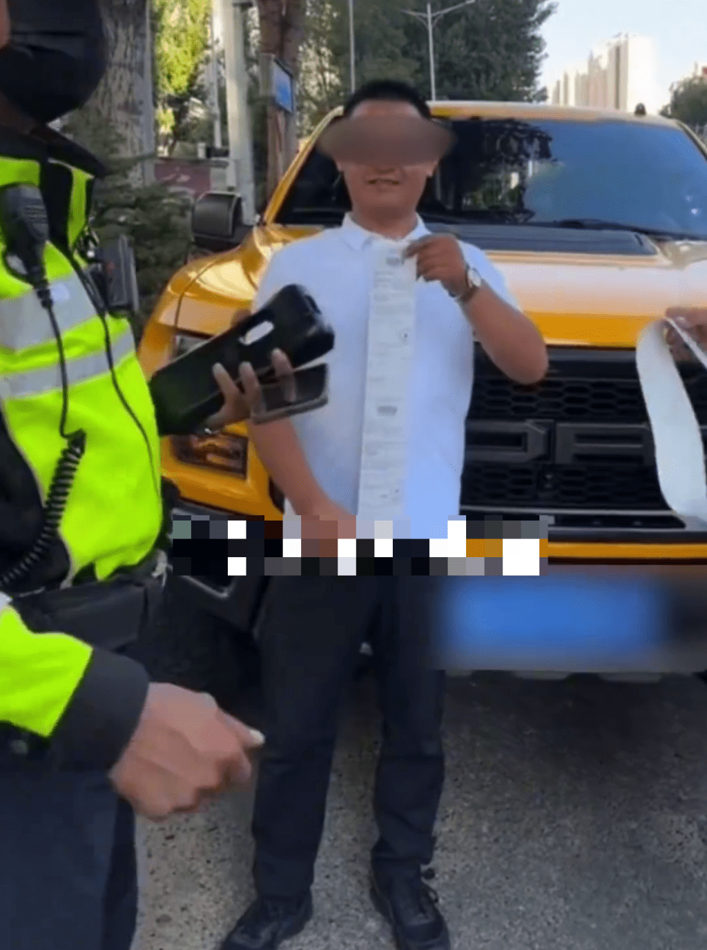 警方對駕駛者及乘客進行嚴厲批評教育。 警方對駕駛者及乘客進行嚴厲批評教育。