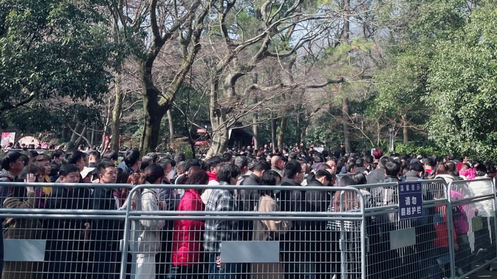 杭州西湖景区大量游客在年初二等候进入。微博