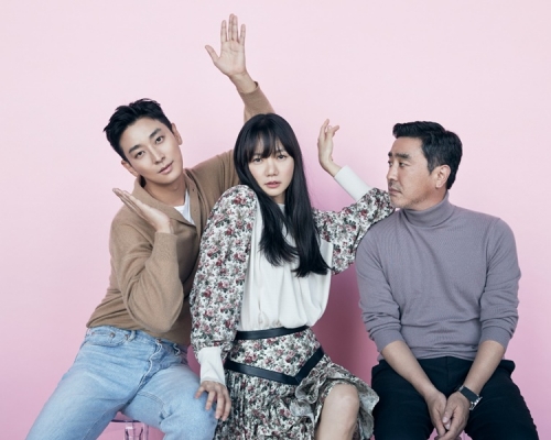 朱智勛與裴斗娜大擺甫士。