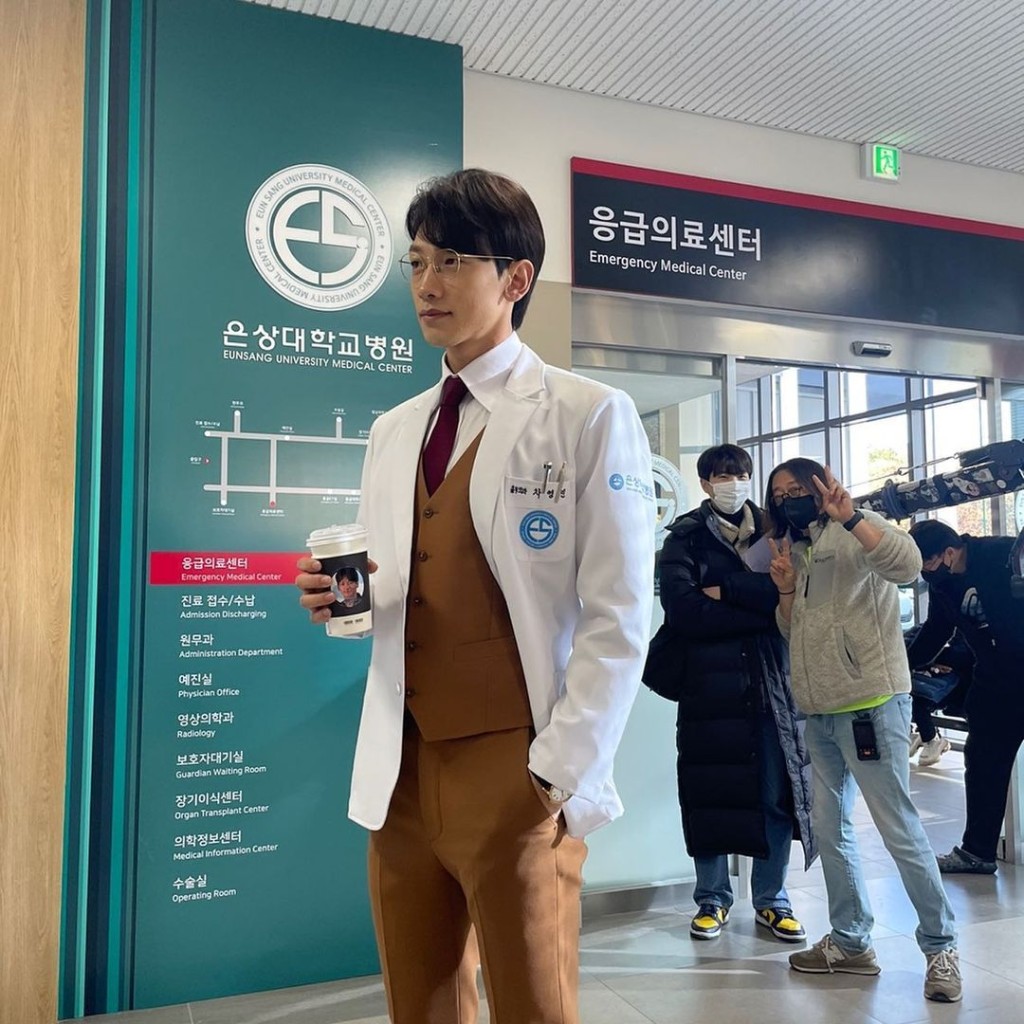 工作人員喺後面攝鏡。
