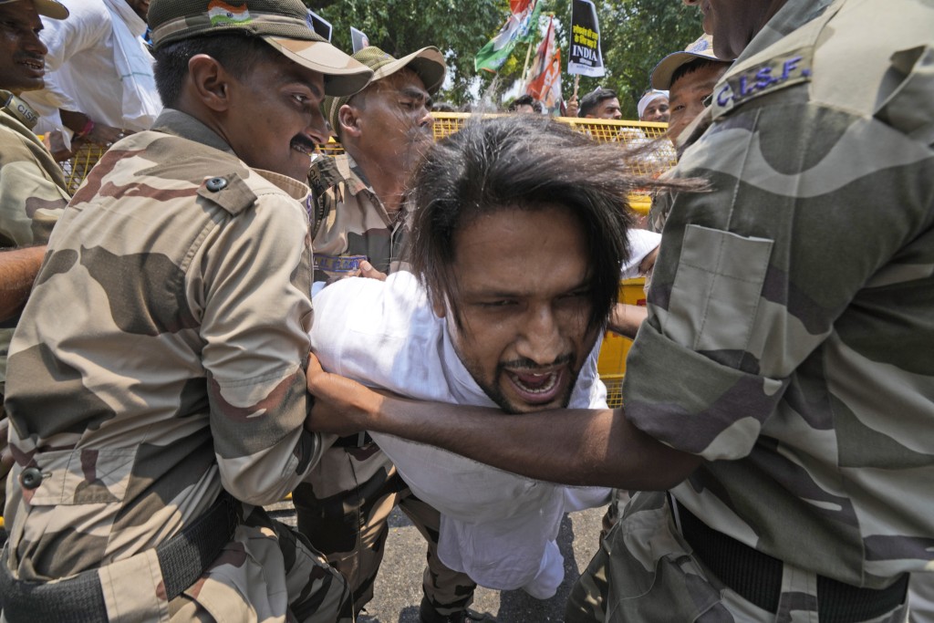 民眾在印度新德里議會大廈附近舉行抗議活動。AP