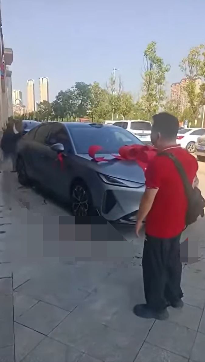 男子繞着新車疑灑上狗血。 男子繞着新車疑灑上狗血。