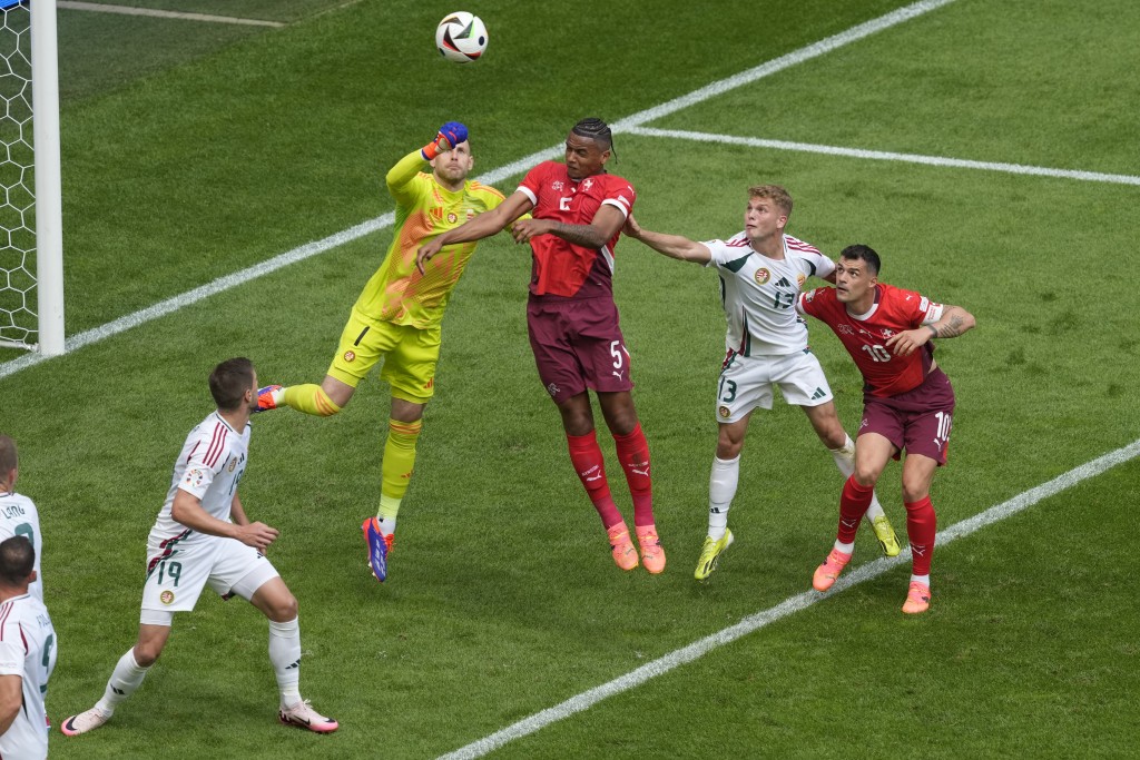 歐國盃A組瑞士(紅衫)對匈牙利(白衫)。AP