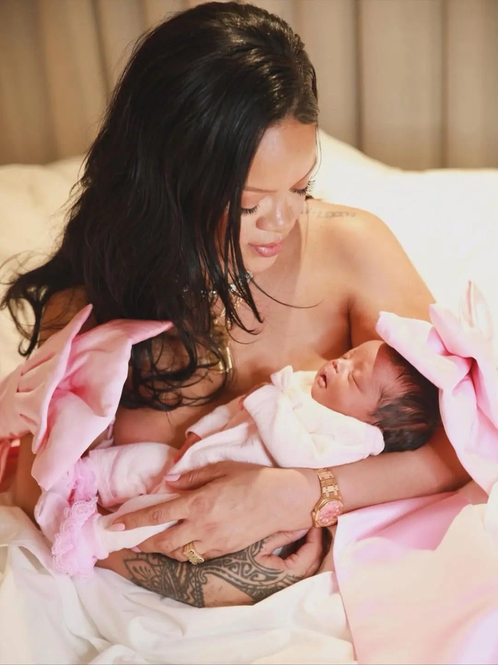 Rihanna公開抱B照，宣布已誕B女。