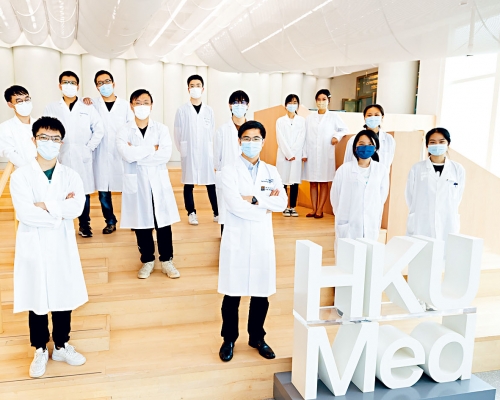 汪衛平博士（前排左二）和他的研究團隊藉光照觸發釋藥系統，取得視網膜母細胞瘤治療新突破。