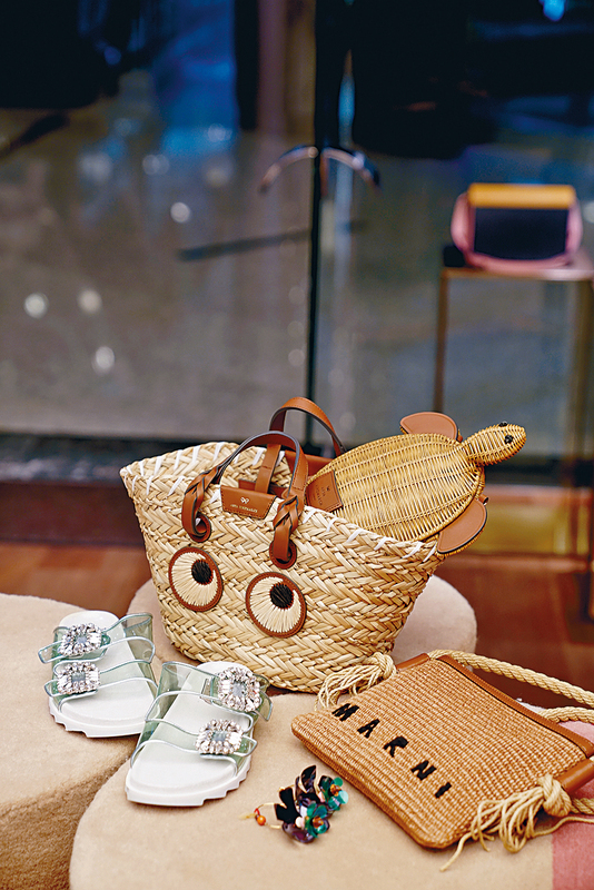 涼鞋與造型可愛的草織袋，都是夏日的熱門配飾選擇，為造型添注玩味。