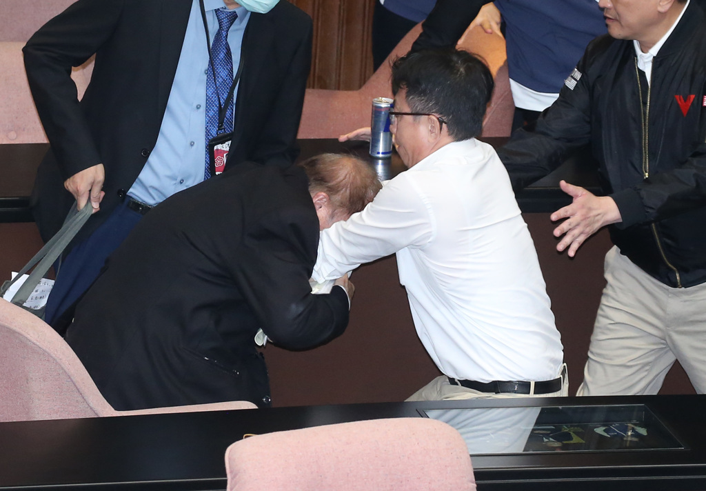 台灣立法院17日開會期間，立委之間爆發嚴重肢體衝突。中時