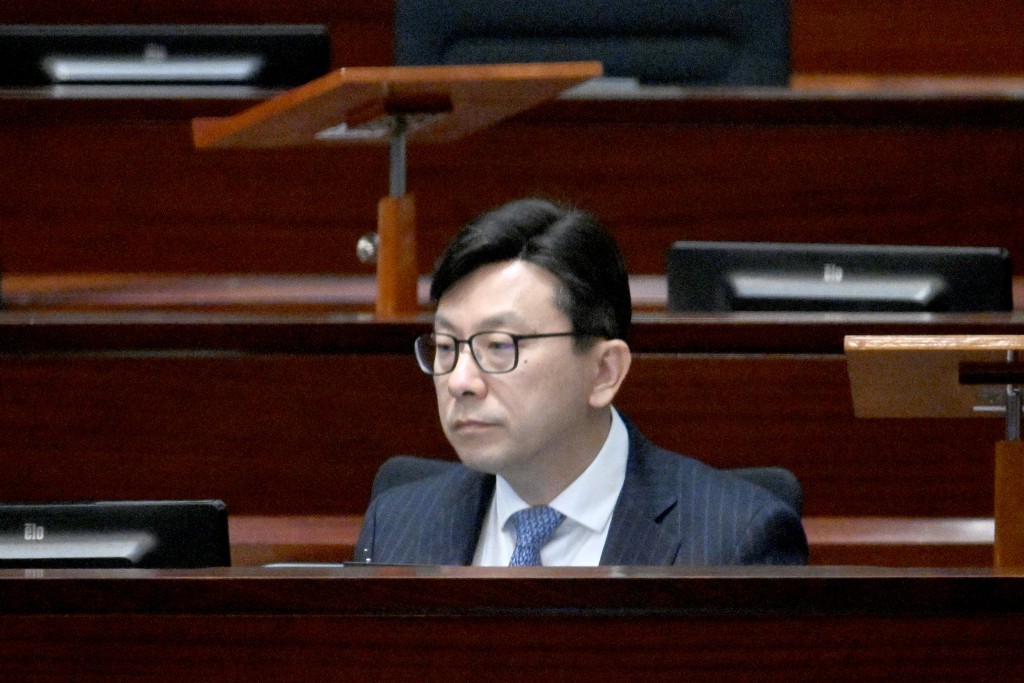 勞工及福利局局長孫玉菡回覆指現行惡劣天氣工作守則已列明僱主須先做風險評估、為留守當值的指定人員提供交通津貼。 勞工及福利局局長孫玉菡回覆指現行惡劣天氣工作守則已列明僱主須先做風險評估、為留守當值的指定人員提供交通津貼。