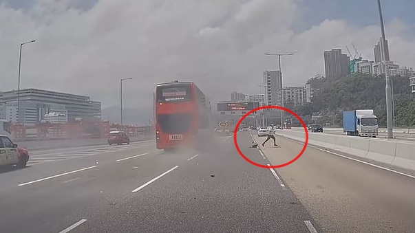 九巴撞工程車後，有人跑走兩條行車線逃命，驚險萬分。fb 車cam L（香港群組）  