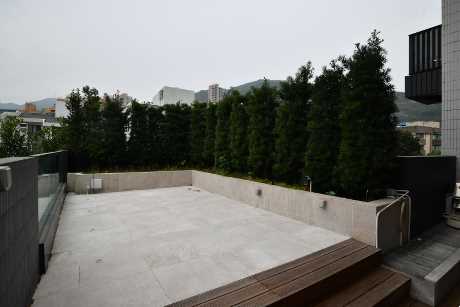 平台面積480方呎，可添置戶外傢俬，讓住戶閒時在戶外開派對或觀星。