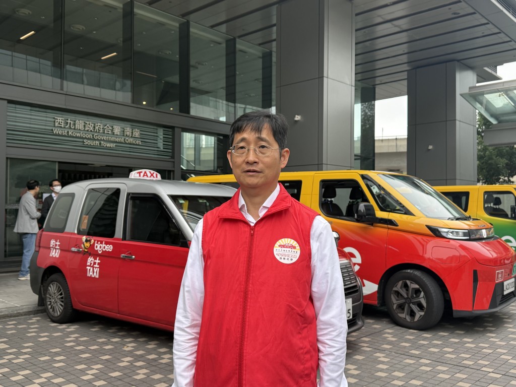 黄大海表示,近年愈来愈多市民已习惯使用电子支付,有助加快上落客。 黄大海表示,近年愈来愈多市民已习惯使用电子支付,有助加快上落客。