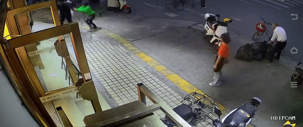 CCTV顯示，一輛汽車剷上行人路。