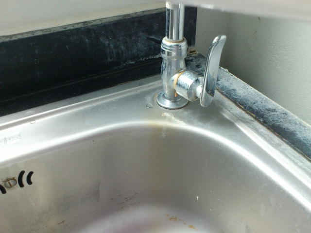 廚房、廁所水糟、水龍頭的水垢很難清除，原來用這2個法寶就可簡單清潔。（示意圖/圖片來源：PhotoAC）