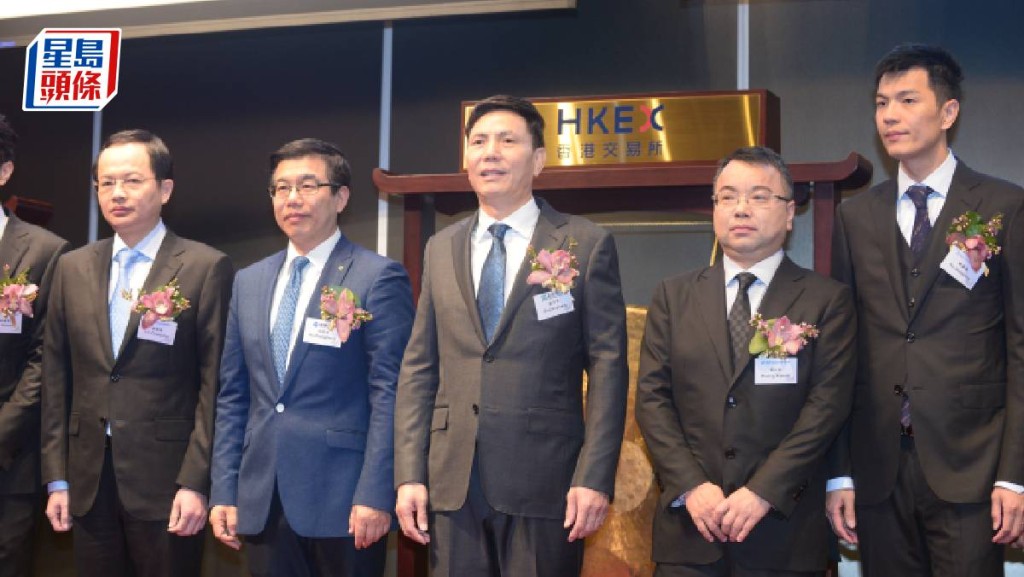 欧宗荣（右三）