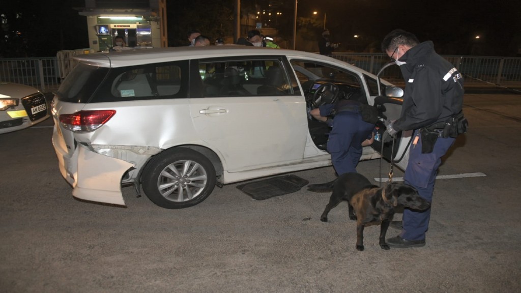 警犬奉召到場搜查車上毒品。