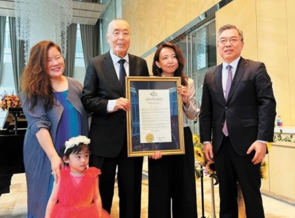 刘诗昆(左二)今年8月获《第40届亚洲杰出艺人奖》颁终身成就奖，他与妻(左一)女从香港亲临纽约领奖分享喜悦。