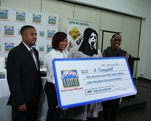 坎貝爾戴上電影《奪命狂呼》的面具現身領獎金。