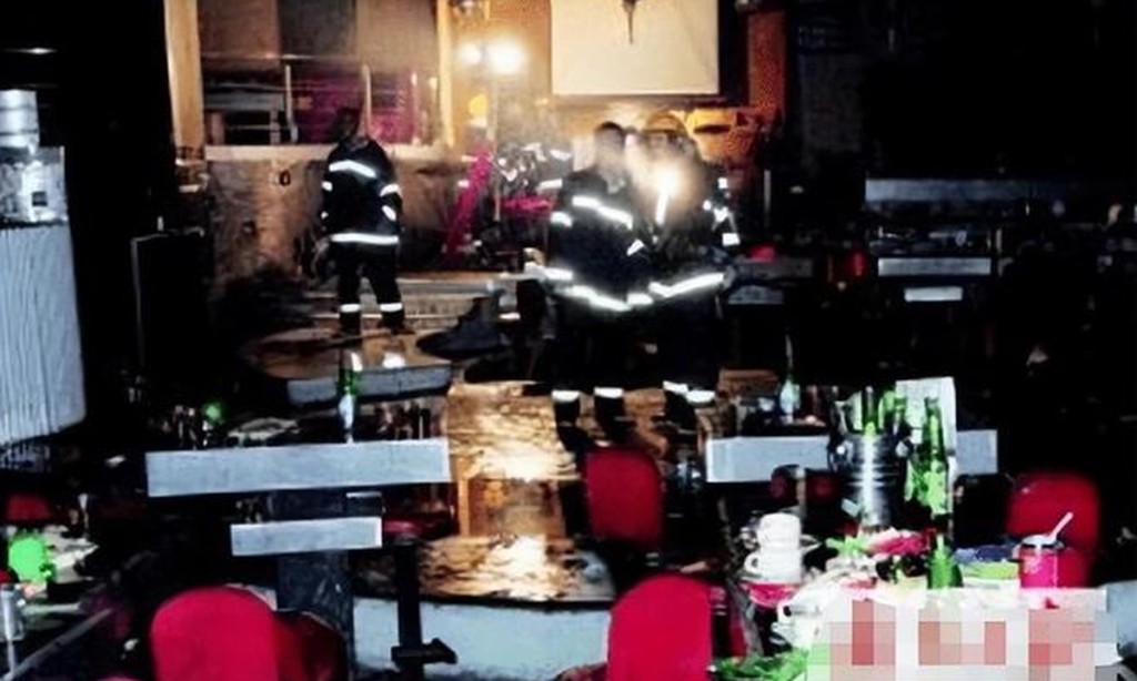 滅火後在俱樂部大廳內的消防人員。