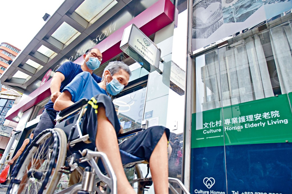 本港疫情仍未緩和，衞生防護中心提醒年輕人要留意長者健康是否有異。　