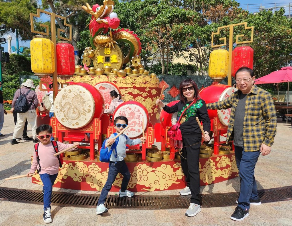 梅小青与刘家豪日前陪两个孙去主题公园。