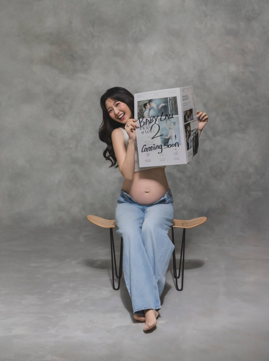 黃靜藍笑容燦爛,以創意十足的道具宣佈「Baby Lau 2」即將來臨! 黃靜藍笑容燦爛,以創意十足的道具宣佈「Baby Lau 2」即將來臨!