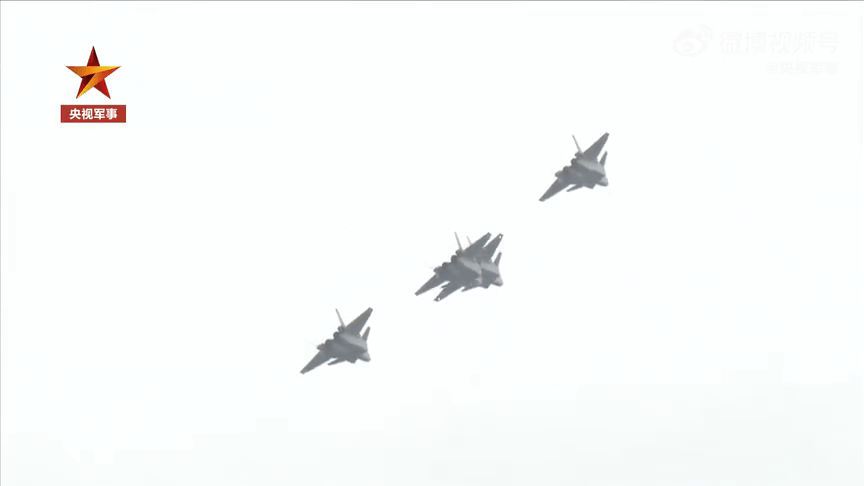  4架歼-20钻石队形，空中大转弯向观众致敬。