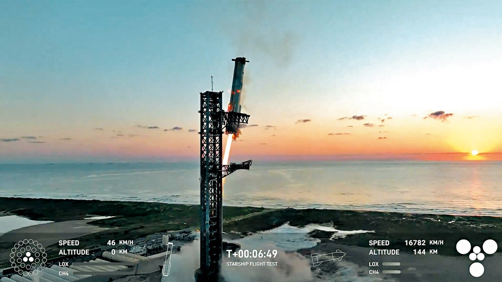 「星艦」火箭助推器在降落時，由發射塔上被稱作「筷子」的機械臂「夾住」。