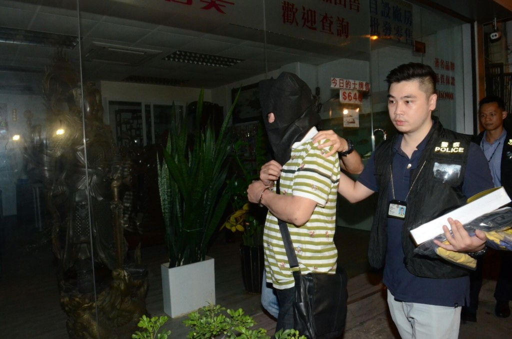 探員晚上將疑犯押返住所搜證。李子平攝