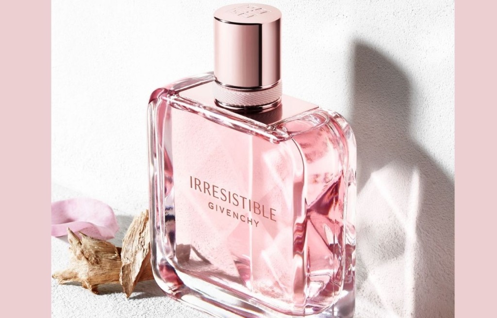 Givenchy Irresistible淡香氛/$810/80ml,果香玫瑰融入麝香木調中,散發夏日清新香氣。