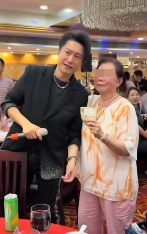 熱情女士鍥而不捨。 熱情女士鍥而不捨。