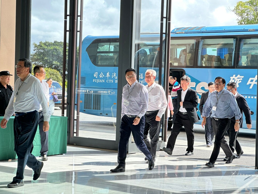 梁君彦（左一）及一众立法会议员进入滨海新城规划展示馆。常彧璠摄
