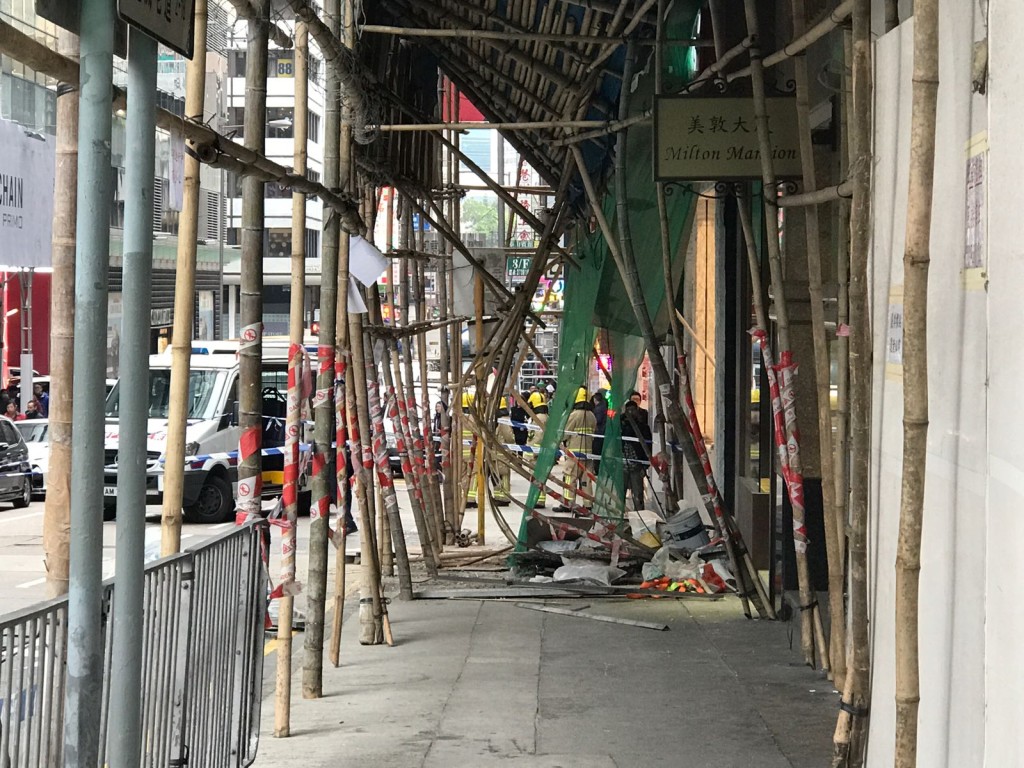 大廈外牆棚架突然塌下。讀者提供