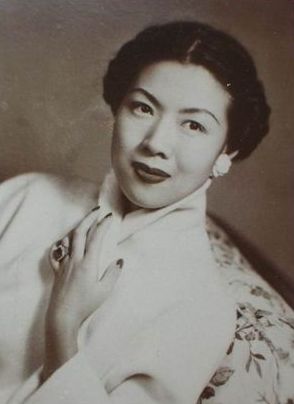 於1945年，當時22歲的歐陽莎菲已主演當時在中國極轟動的電影間諜電影《天字第一號》。她其後來港發展，60至70年代拍過多部電影包括《野玫瑰之戀》、《七鳳嬉春》及《星星、月亮、太陽》等。