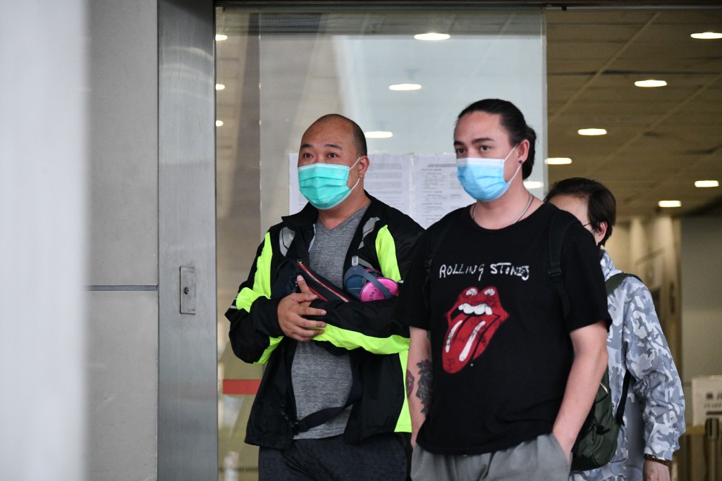汽油彈襲跑馬地警署案,涉案44歲被告甘偉達(左)認2項縱火罪柙後判刑 。 資料圖片