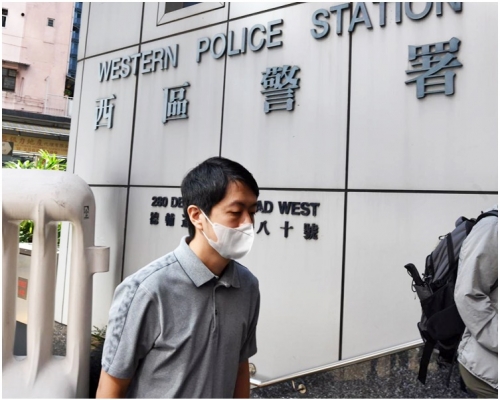 許智峯早上進入西區警署。