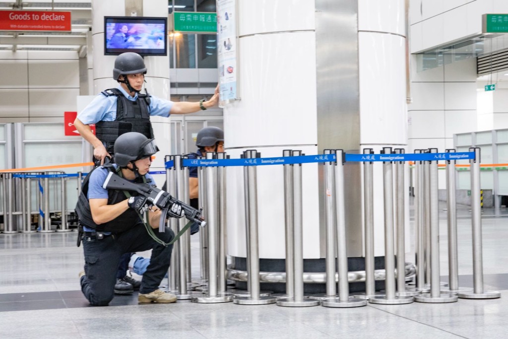 警方凌晨於深圳灣香港口岸區進行大型反恐演習。警方提供