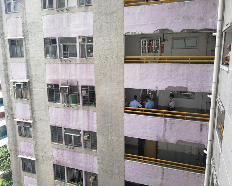 警方到起火單位調查。梁國峰攝